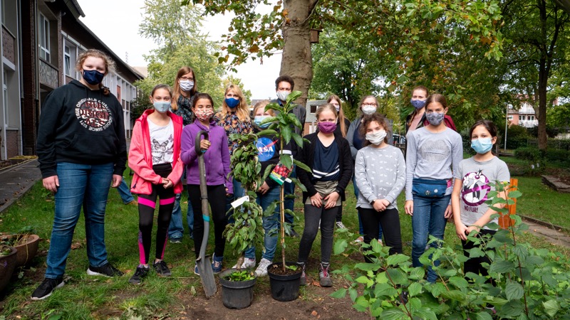 Es grünt so grün - Baumpflanzung und Bündnis Biene & Co im Schulgarten des SSG